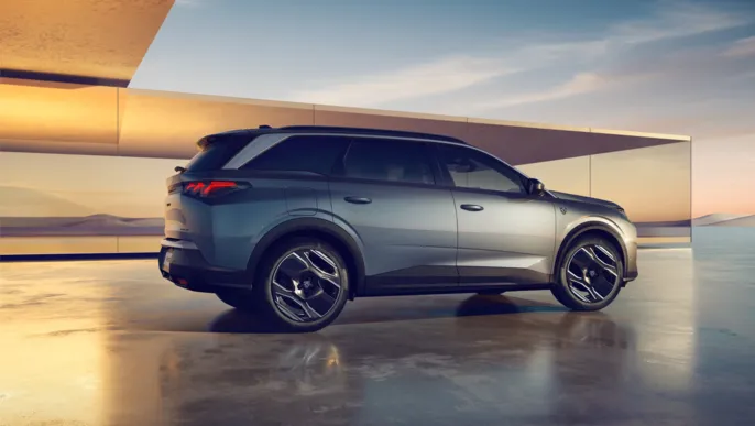 PEUGEOT_E_5008_SHOWROOM_PLUGIN_HYBRID_D_2030x1146-ezgif.com-avif-to-jpg-converter
