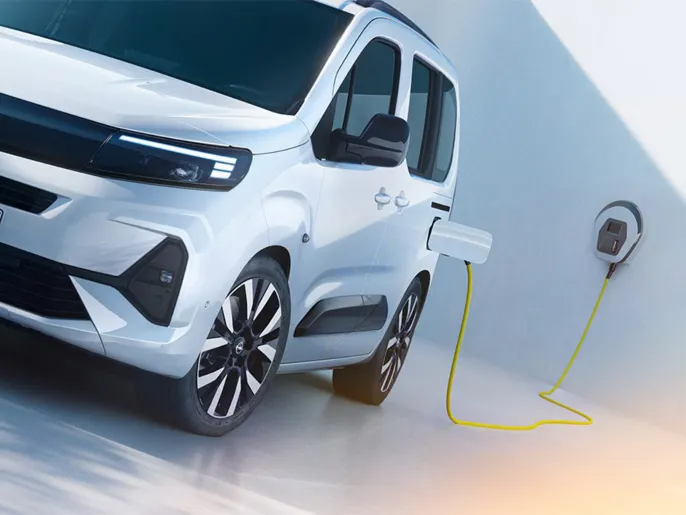 OPEL-COMBO-LIFE-MY2023-BEV-partial-accessories_4x3-ezgif.com-avif-to-jpg-converter
