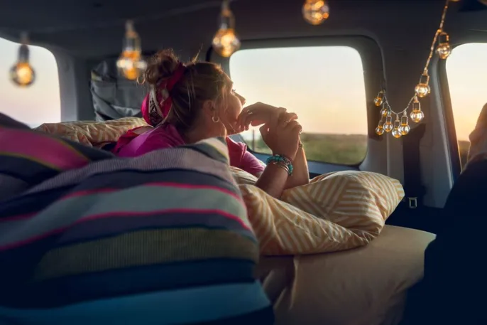 vw-caddy-california-frau-bett
