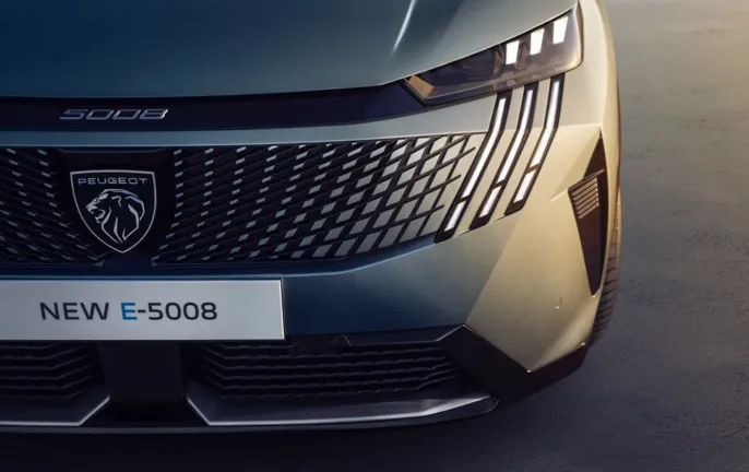 PEUGEOT_E_5008_SHOWROOM_ALLURE2_D_1588x1000-ezgif.com-avif-to-jpg-converter